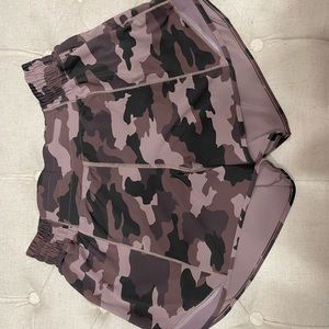 Lululemon High Rise hotty hot 4”. Size 6